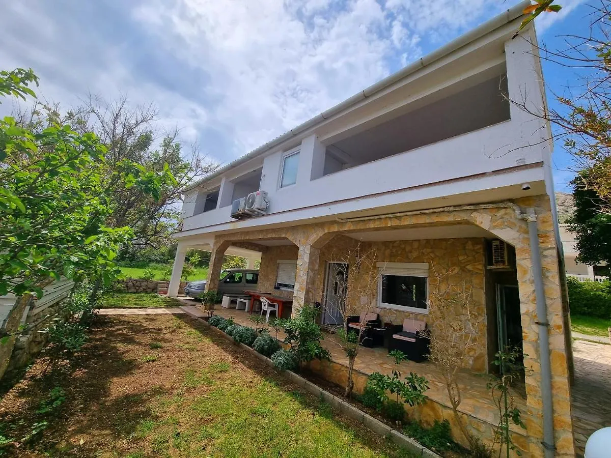 Apartments Seso باغ